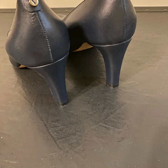 Vallaverde Chic Navy Blue Women’s Leather Heels w/ Letter V on Heel, Sz 8-1/2. - Picture 6 of 14